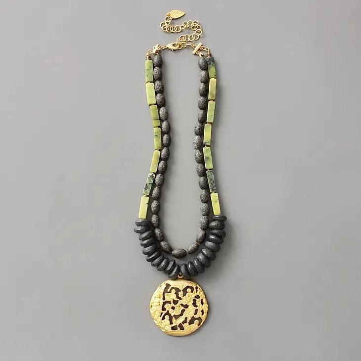 Collana a doppio filo con pendente in pietra nera e verde