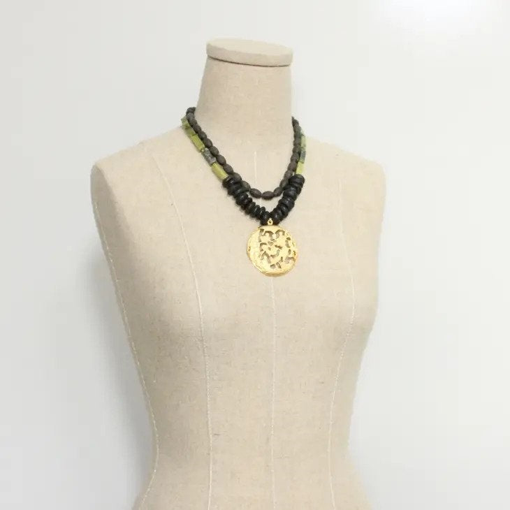 Collana a doppio filo con pendente in pietra nera e verde