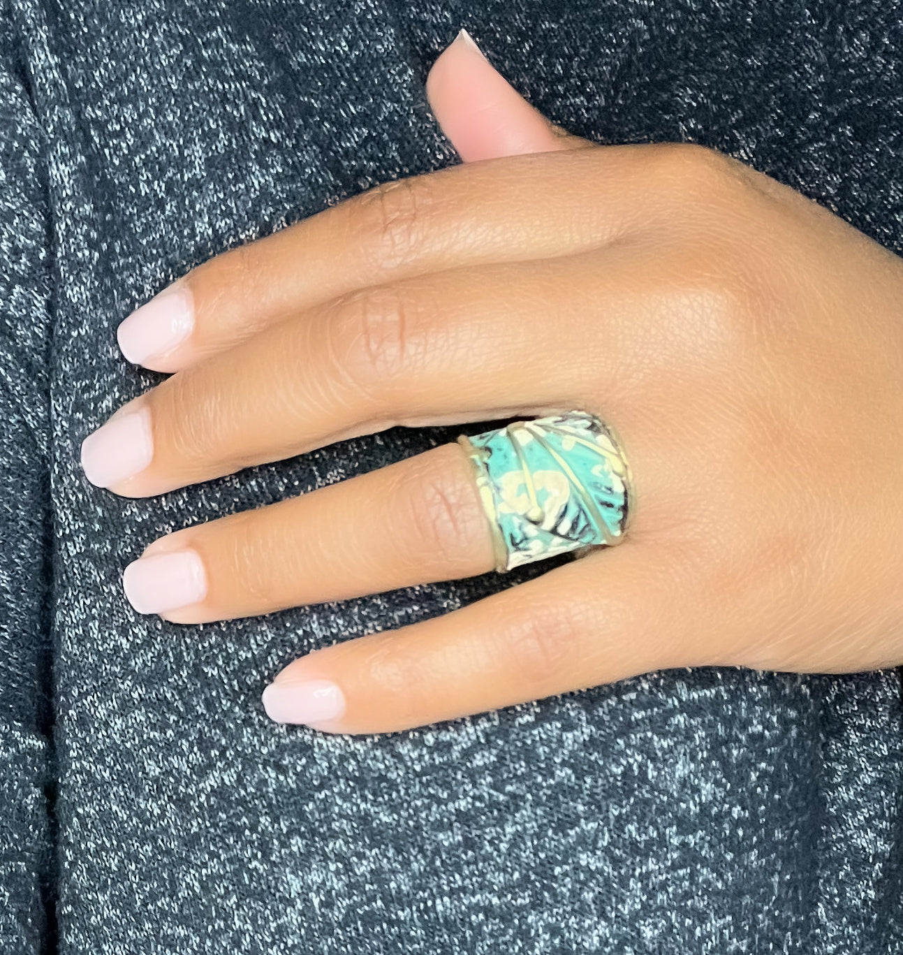 Anello con foglia in ottone patinato
