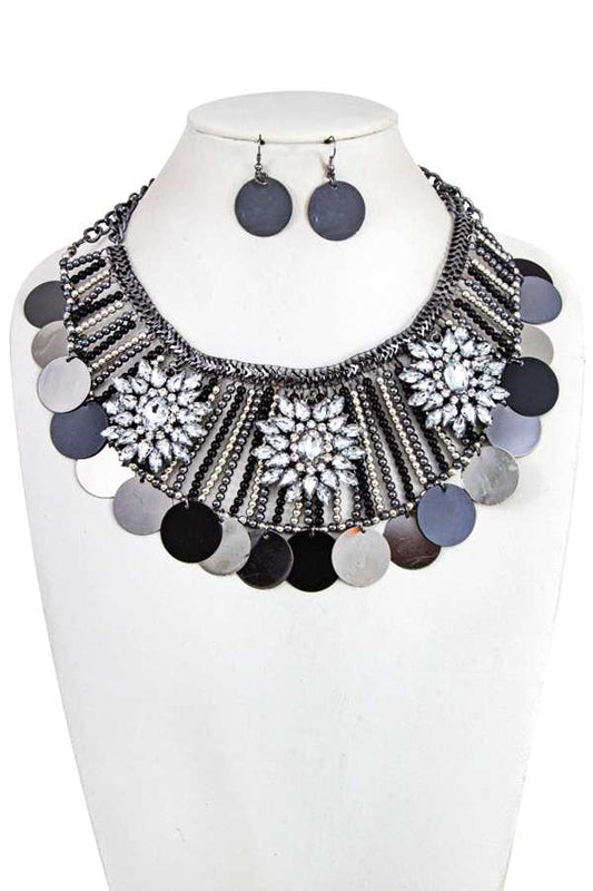 Conjunto de collar llamativo con cuello de Cleopatra